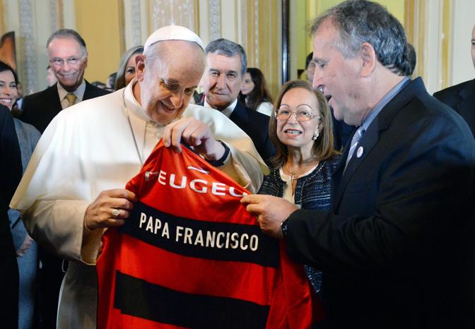 Una stella del calcio carioca, ma anche un idolo per gli italiani: Zico consegna a papa Bergoglio la maglia del Flamengo. Con il club di Rio, Zico ha giocato dal 1971 al 1983 e poi ancora dal 1985 al 1989. Di mezzo, due stagioni in Italia con la maglia dell'Udinese. Ansa